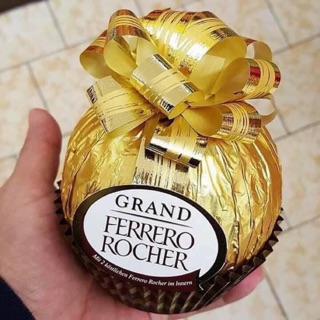 Quả nơ vàng ferrero rocher và kẹo dừa rafaello