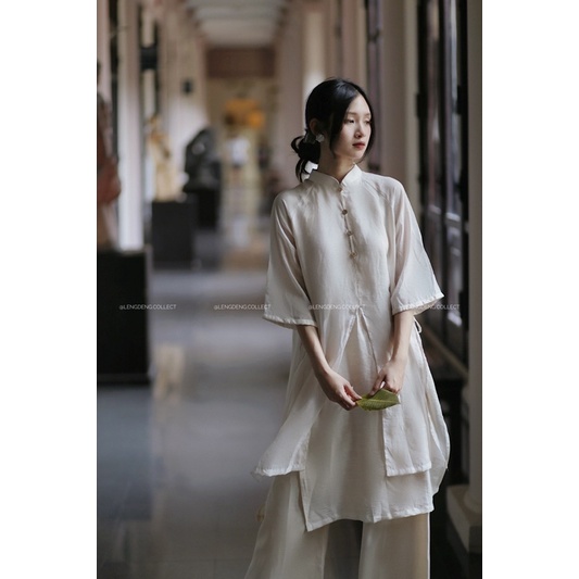 Áo dài Bánh Dẻo Hạt Sen - Lengdeng.Collect | Áo dài cách tân dáng suông tơ phối đũi xước be kem Tủ đồ của Lèng Dèng