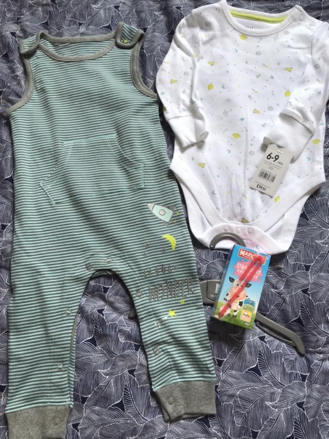 Set yếm thun và body Mothercare auth size 6-9m