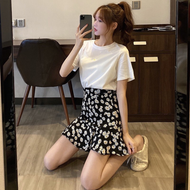 SET BỘ CÚC HOẠ MI CHÂN VÁY VÀ ÁO THUN DAISY TRẮNG ĐEN ULZZANG - CHÂN VÁY ĐUÔI CÁ NGẮN HOA CÚC XOÈ MÀU ĐEN HOT