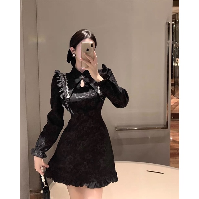Đầm đen cổ sườn xám tay bồng