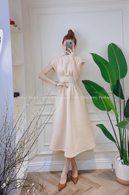 BÁN SỈ VÁY LỤA XOÈ BO EO KÈM HOA 2 MÀU CHO NỮ | BigBuy360 - bigbuy360.vn