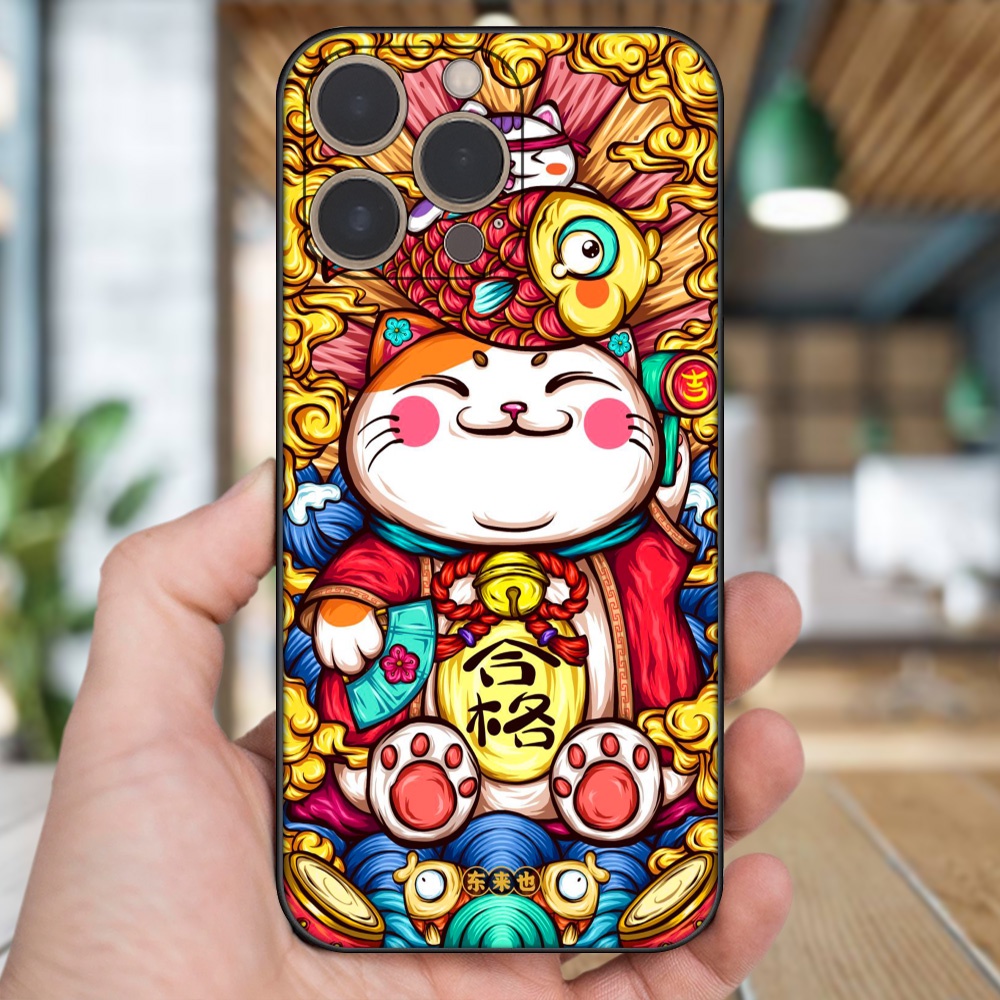 Ốp lưng iPhone 13 Pro dẻo đen cạnh vuông in hình Mèo Thần Tài dễ thương