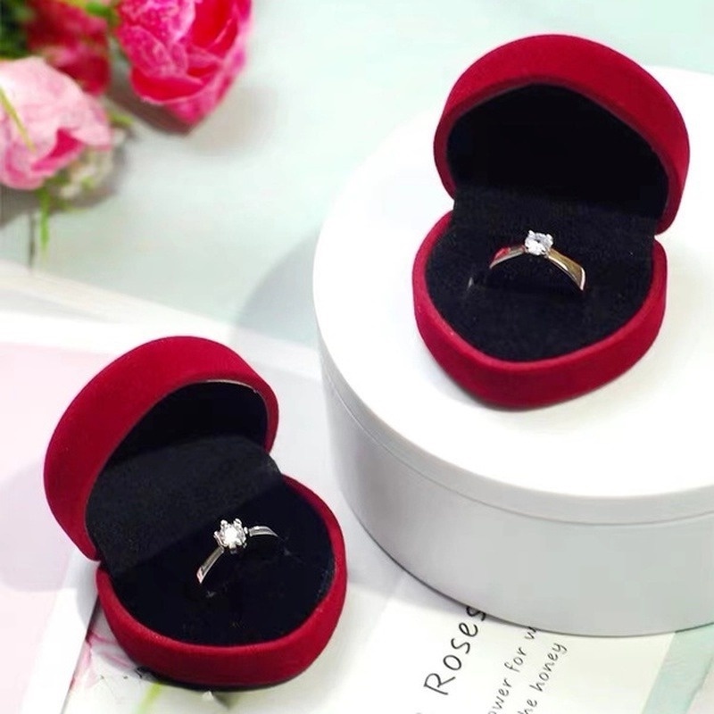 Hộp đựng nhẫn hình trái tim màu đỏ sang trọng