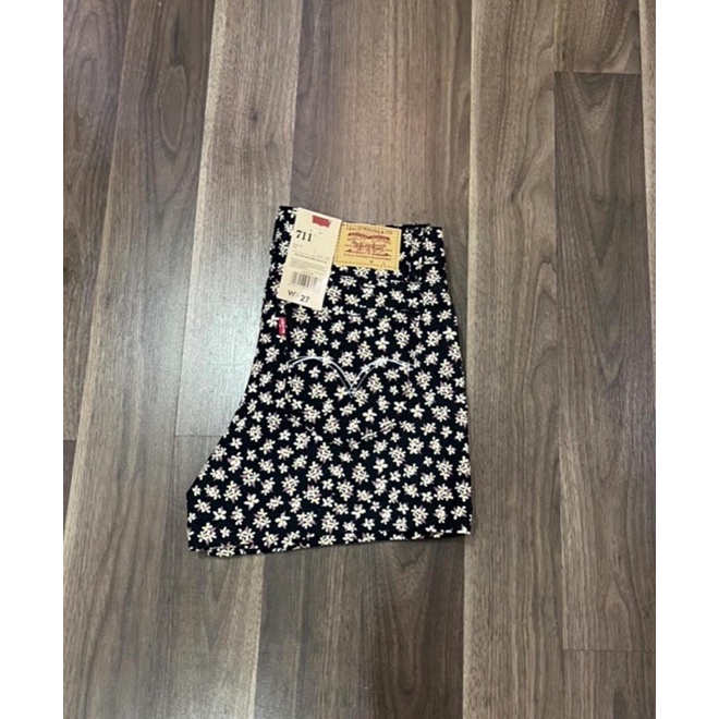 Quần short hoa nhí Le.vis