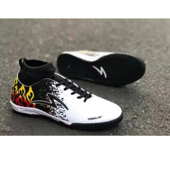 Một Chiếc Giày futsal Mới Nhất Hiện Tại Kiểu Dáng Hợp Xu Hướng Mới Nhất Của futsal