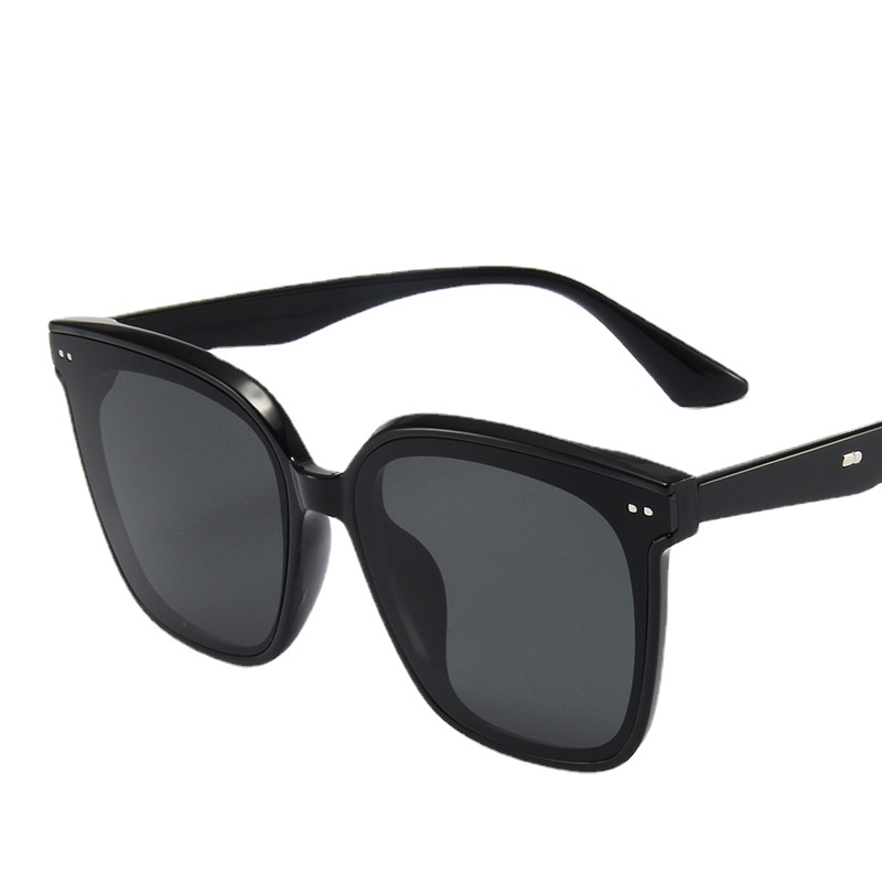 Kính Mát Thời Trang Cho Cả Nam Và Nữ