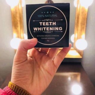 Bột tẩy trắng răng than hoạt tính.