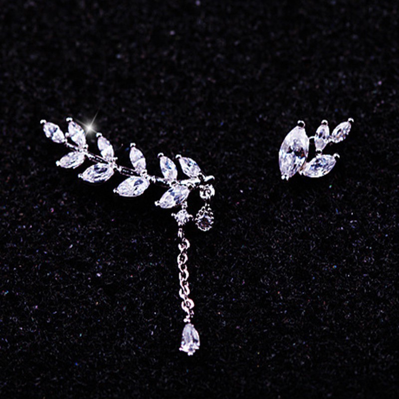 Khuyên tai xỏ đính pha lê hình chiếc lá