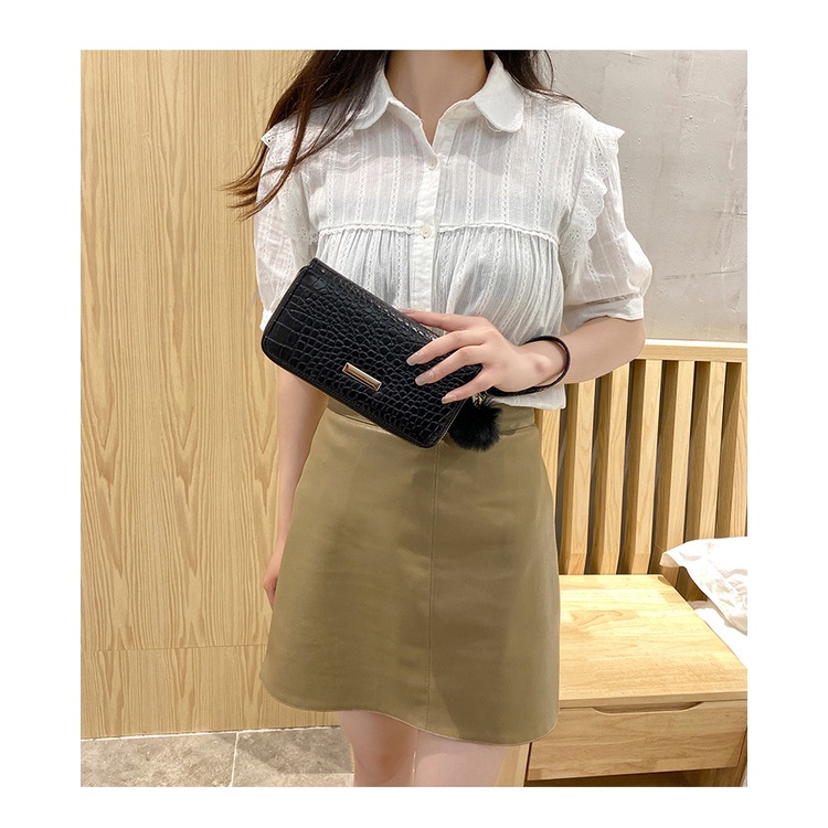 Ví cầm tay JASMIN NOIR dáng dài họa tiết da cá sấu phối dây kéo tua rua thời trang cho nữ