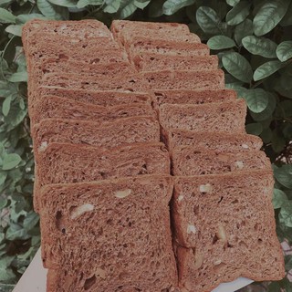 BÁNH MÌ ĐEN NGUYÊN CÁM