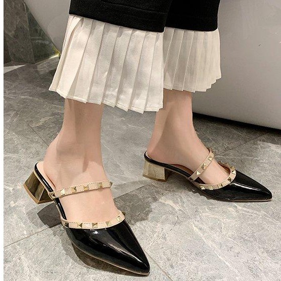 Giày sục cao gót da bóng quai chéo tán đinh gót vuông 3,5p