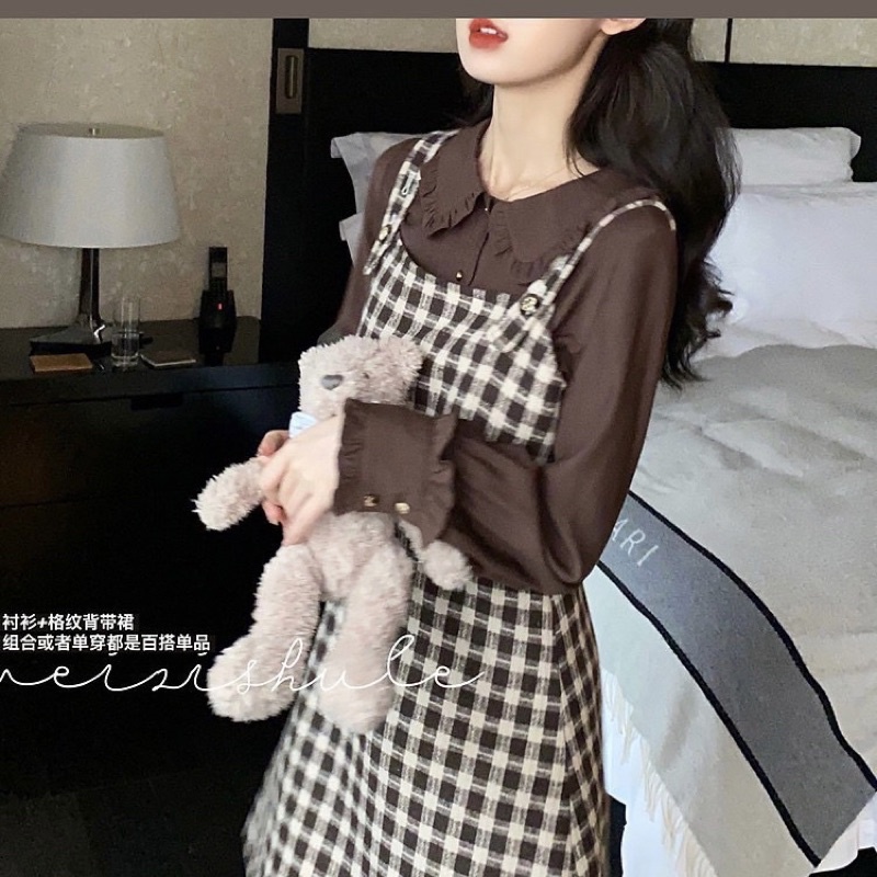 Set áo sơ mi nâu cổ bèo nhung tay dài kèm đầm yếm vải bố caro freesize Pumi
