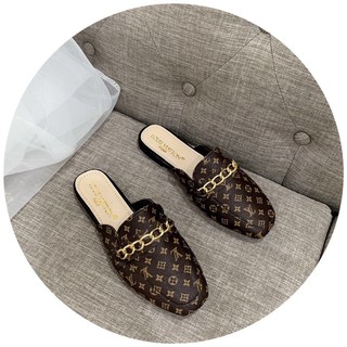 Dép sục eo vì xích ngang