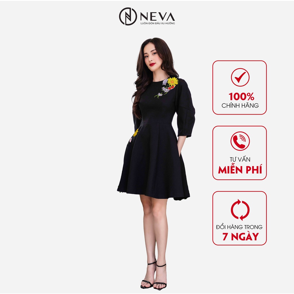 Đầm Tay Phồng NEVA Cổ Tròn Màu Đen Thêu Hoa Cúc W430177