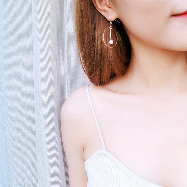 Bông tai nữ hình tròn phối hạt  bên trong phong cách cá tính