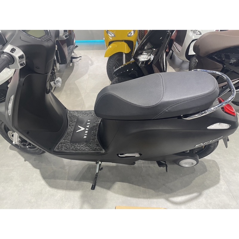 Thảm lót chân Vinfast EVO 200 có logo Vinfast | BigBuy360 - bigbuy360.vn