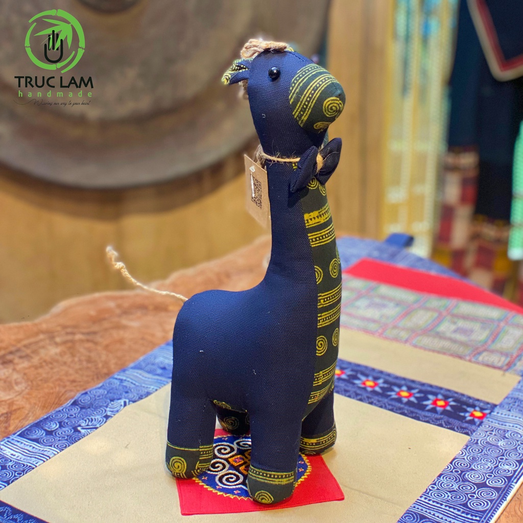 Đồ Chơi Cho Bé Thú Nhồi Bông Hình Con Hươu Cao Cổ Vải Thổ Cấm Sáp Ong Bông Gòn Cao Cấp – Trúc Lâm Handmade