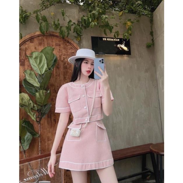 Set áo Croptop hồng cổ trụ viền trắng túi nắp phối chân váy form A