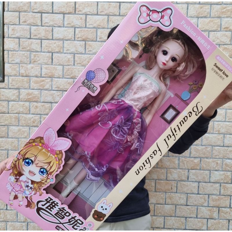 Búp bê khổng lồ 60cm, dễ kết hợp với các bộ đồ chơi trang điểm, làm tóc cho bé tập make up