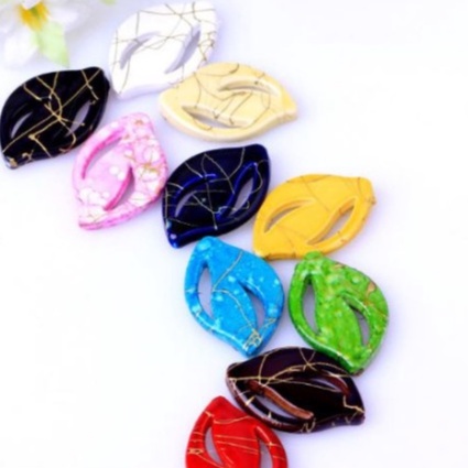 5-10-20 hạt nhựa chiêc lá 17x25mm có lỗ xỏ