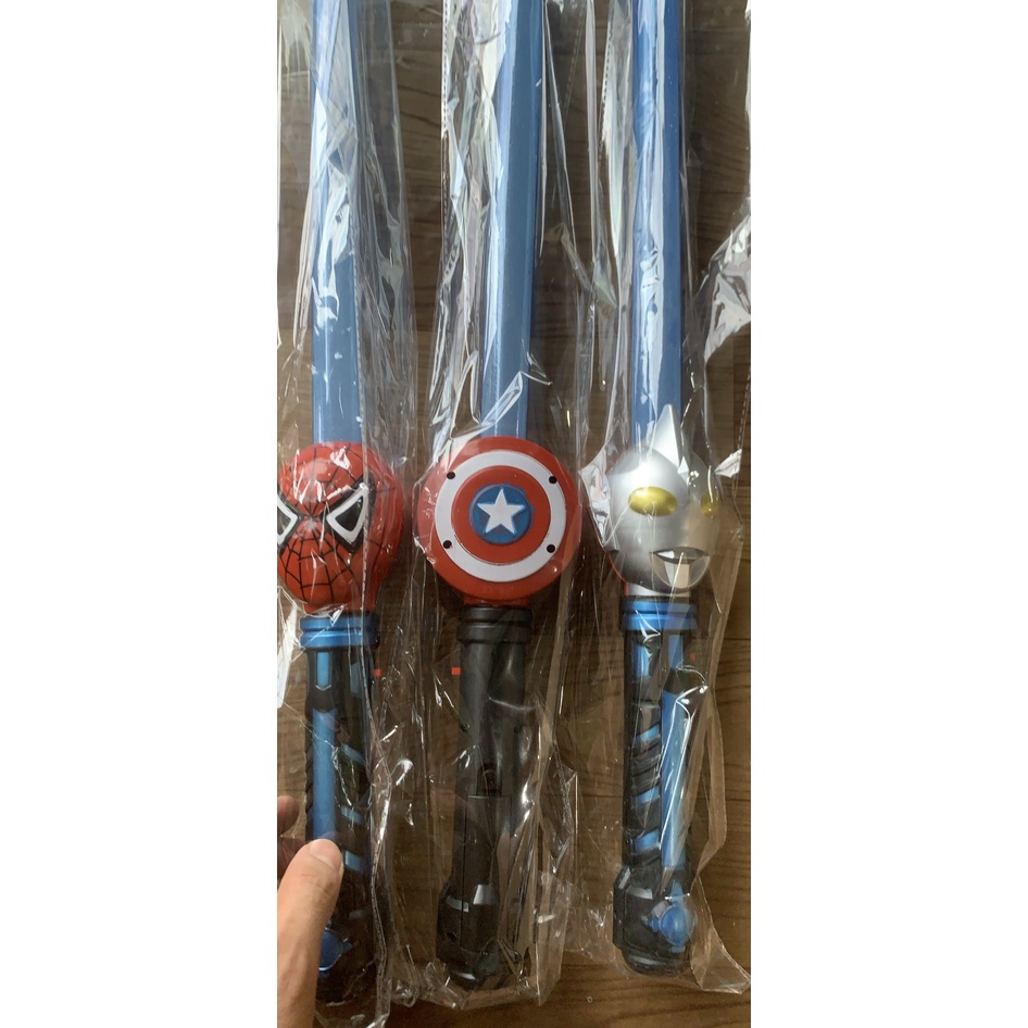 Đồ chơi trẻ em kiếm phát sáng các siêu anh hùng người nhện người sắt đội trưởng mỹ giúp bé nhập vai thú vị