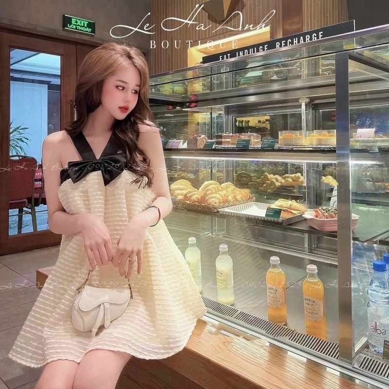 Váy xốp 2 dây bản to đính kèm nơ trước ngực, bầu bí vẫn có thể mặc được- TD Teenshop