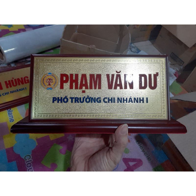 biển chức danh đồng đế nghiêng,  kệ tên , bảng tên để bàn, biển công ty, biển phòng , thẻ tên ......( 12 * 24 cm )