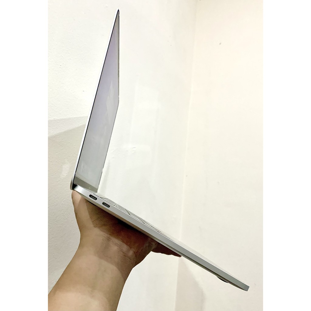 Macbook pro 2016 13 inch core i5 2.0 GHZ, ram 8gb, SSD 256gb, màn hình retina hiển thị siêu siêu đẹp.