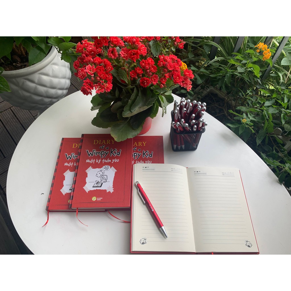 Set sổ bìa cứng A5 ghi chép tiện dụng và bút bi mực xanh ngòi 0.7mm, hiệu HG Books