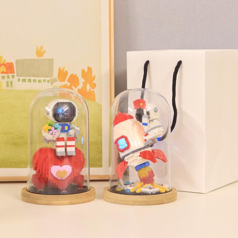 Lego Phi hành gia đèn led mẫu mới kèm lồng mica đế gỗ