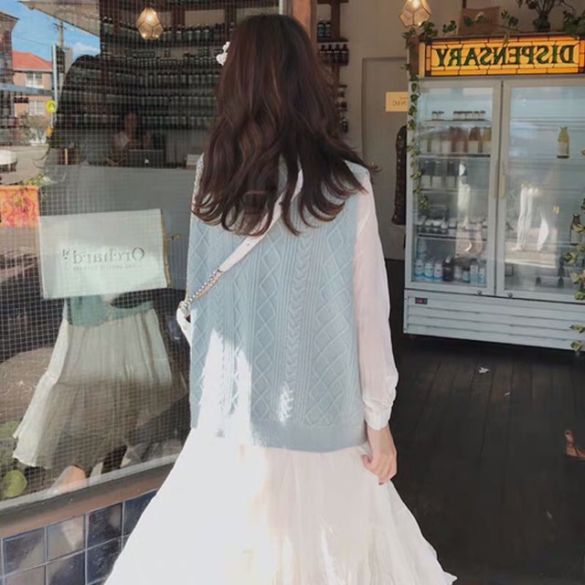 Set váy trắng suông dài tay và áo gile len set đồ thu đông cực xinh | BigBuy360 - bigbuy360.vn