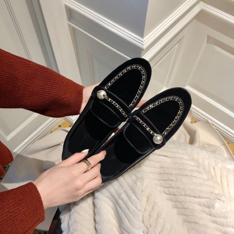 Giày lười bít mũi sang chảnh mullet chất liệu nhung đen phối xích