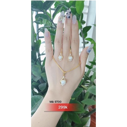 dây chuyền và bông tai mạ vàng