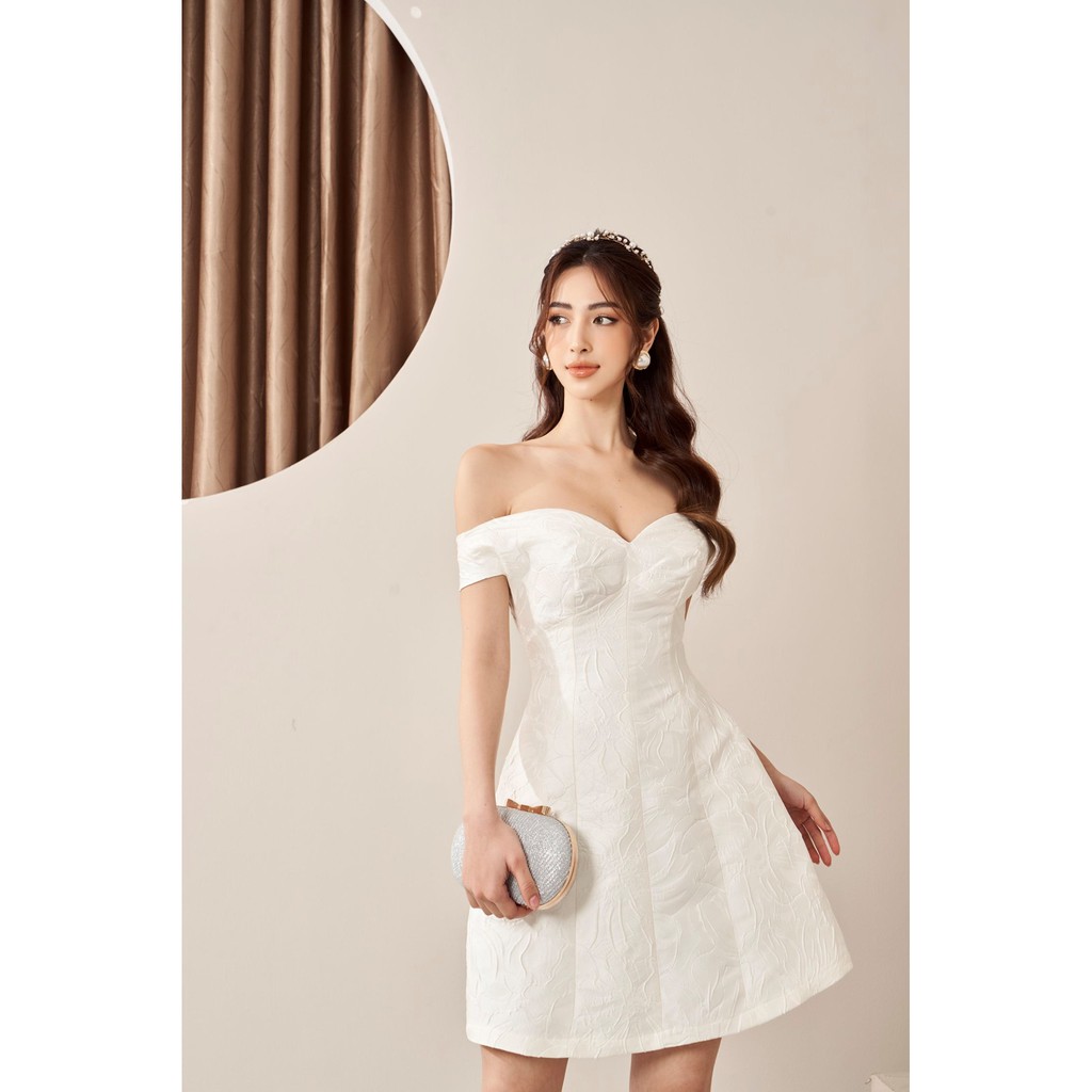 RECHIC Đầm Sanla Màu Trắng gấm cúp ngực trễ vai họa tiết nổi sang trọng quyến rũ