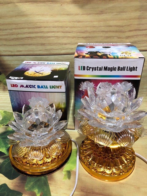 Đèn Led trang trí cầu xoay hình hoa sen đế vàng