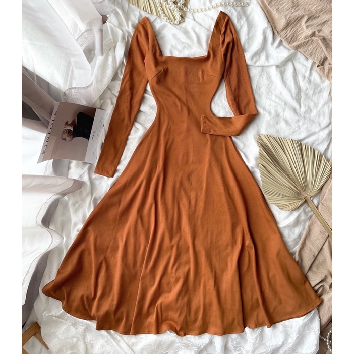 Váy thun nâu cổ vuông tay dài dáng midi có hình thật trải sàn ở cuối | BigBuy360 - bigbuy360.vn