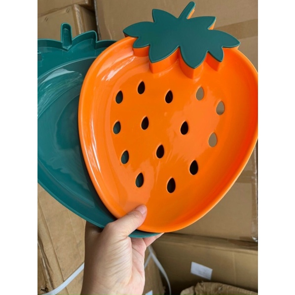 Đĩa quả dâu tây pastel xinh xắn có nắp đựng tăm, để ráo nước