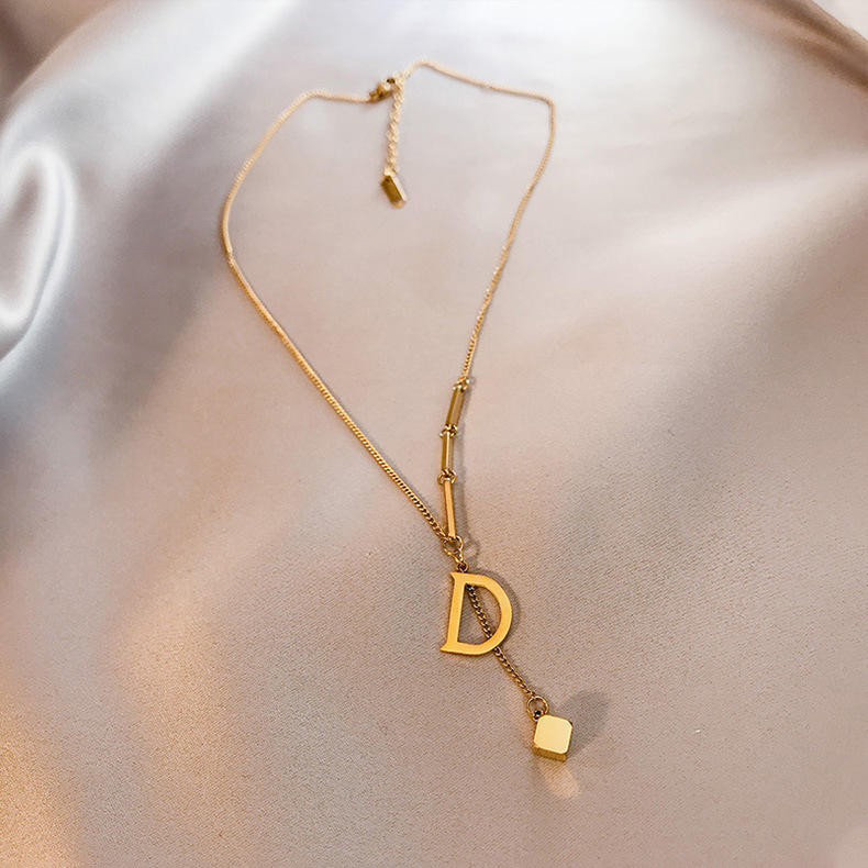 Dây chuyền bằng thép titan mạ vàng 18K mặt hình chữ D nhỏ nhắn thời trang cho nữ