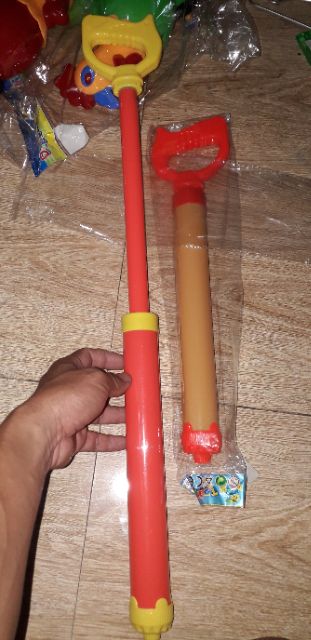 Một chiếc ống xịt nước bằng nhựa dài 36cm