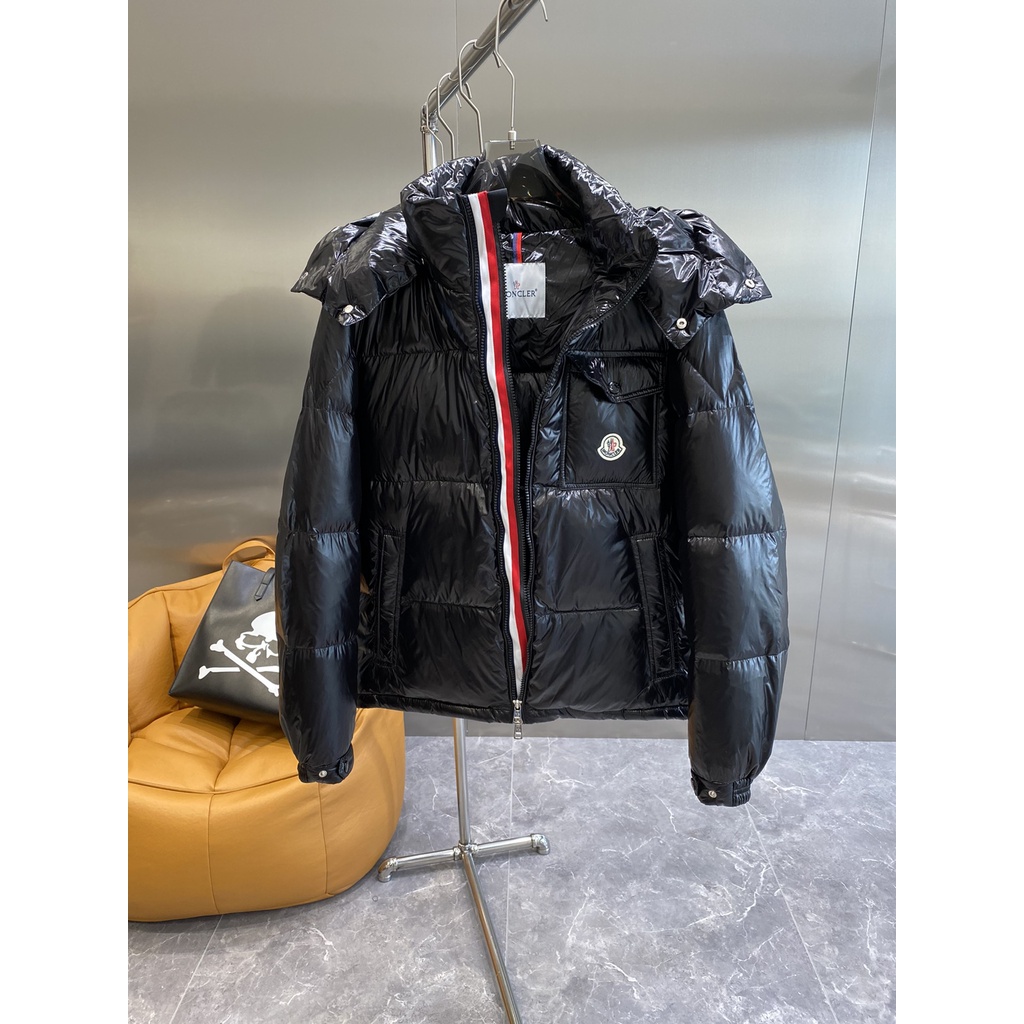 Áo phao nam Moncler trẻ trung với thiết kế nhẹ, ấm cao cấp