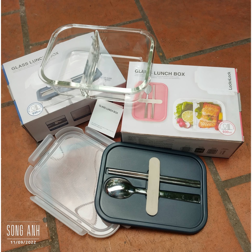 Hộp cơm thủy tinh chia 2 ngăn cực kì phù hợp với giới văn phòng, có kèm muỗng đũa Lock&Lock LLG991 dung tích 930ml