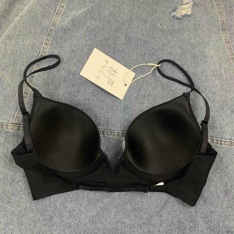 Áo lót khoét ngực và lưng sâu mặc cùng váy hở lưng hoặc cổ U sâu để không bị lộ áo lót trong