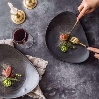 Đĩa sứ đen méo độc lạ đĩa ăn steak đồ Âu