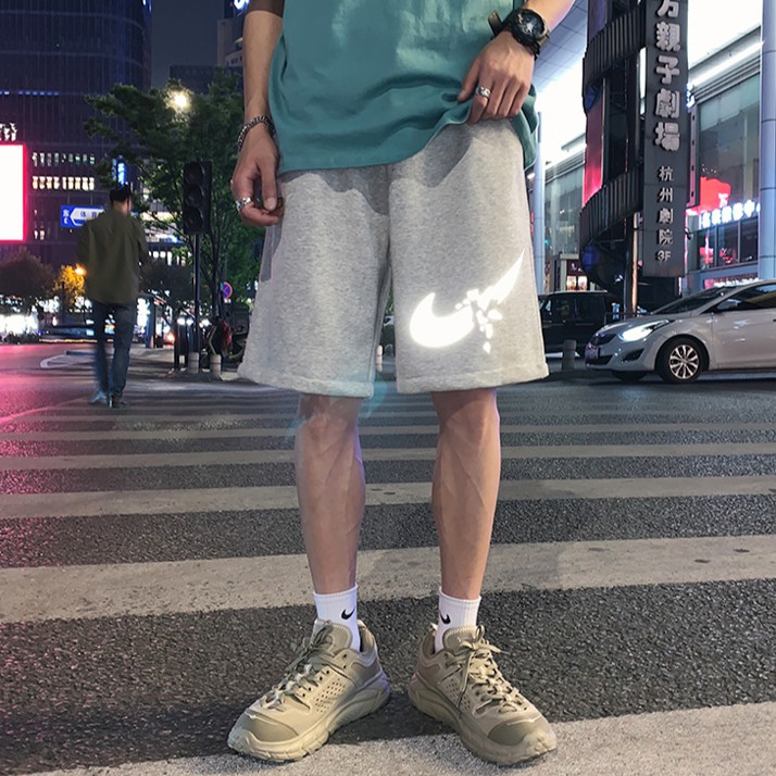 Quần đùi thể thao dáng rộng phản quang phong cách Hàn Quốc dành cho nam giới