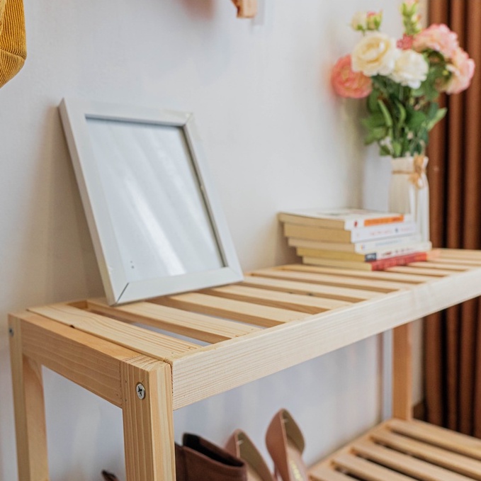 Combo kệ giày gỗ 2 tầng và kệ gỗ đầu giường decor phòng ngủ tiết kiệm, chất liệu gỗ thông tự nhiên đã xử lý mối mọt