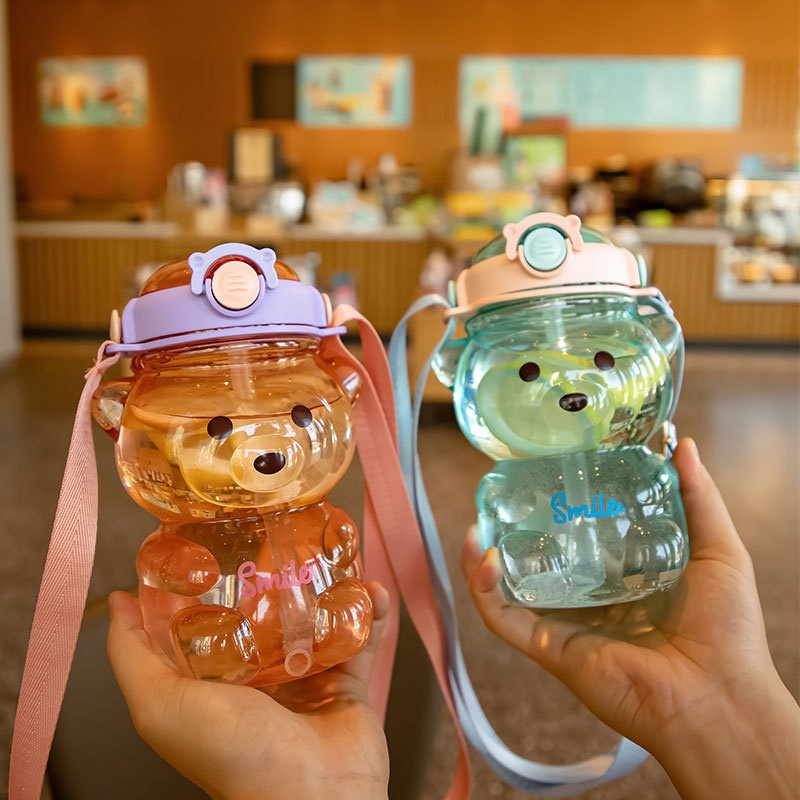 Bình nước nhựa con gấu 1,1l có ống hút và dây đeo cá tính có thể mang đi, đựng sữa nước.