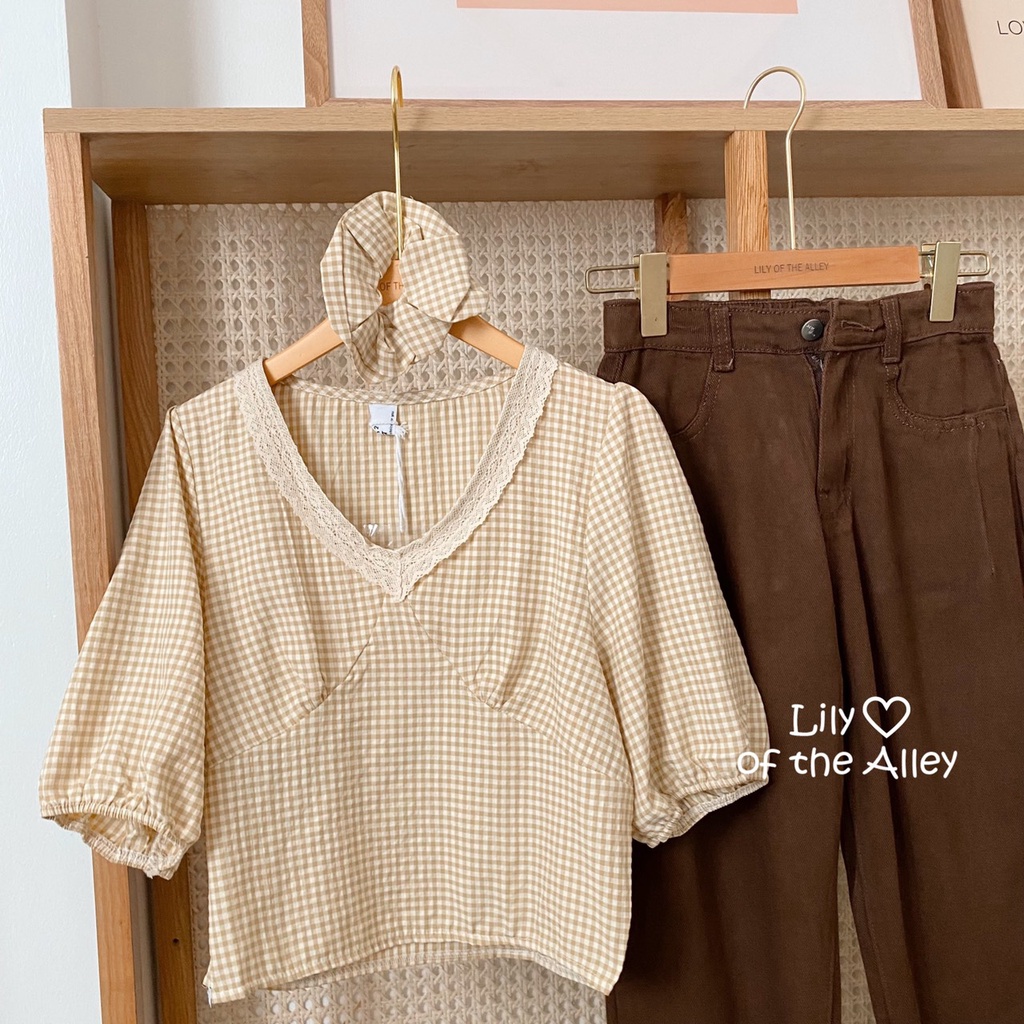 Áo kẻ cổ ren + buộc tóc