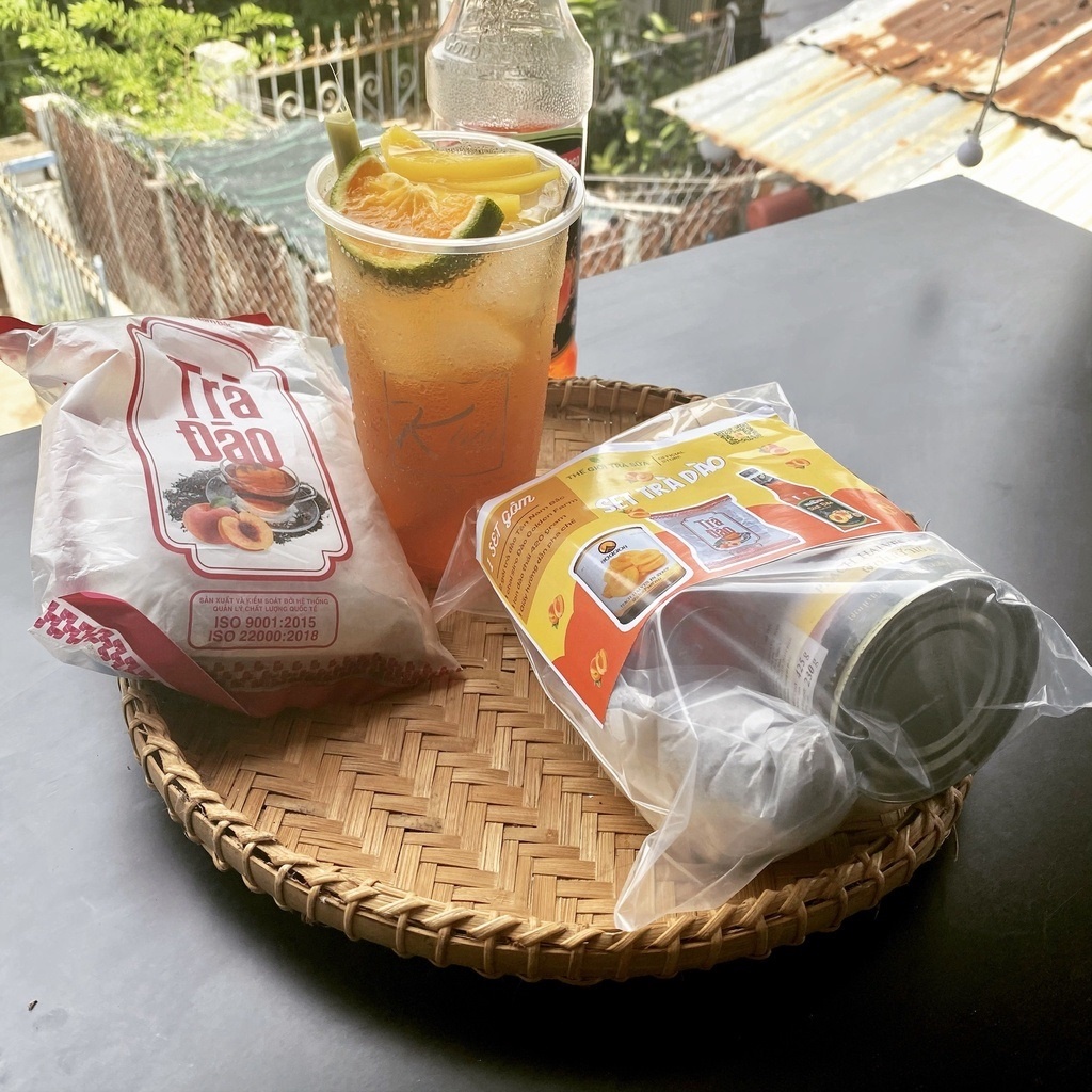 Set trà đào tự pha 3 món ( lon đào 420 gr , 2 gói trà đào túi lọc, 1 siro mini hương đào) pha được 8-10 ly làm đồ uống. | BigBuy360 - bigbuy360.vn