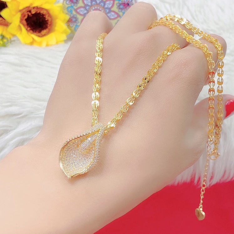 Dây Chuyền Mặt Chiếc Lá Uốn Đính Đá Bắt Sáng Sang Trọng Dễ Phối Đồ - Trang Sức Queen